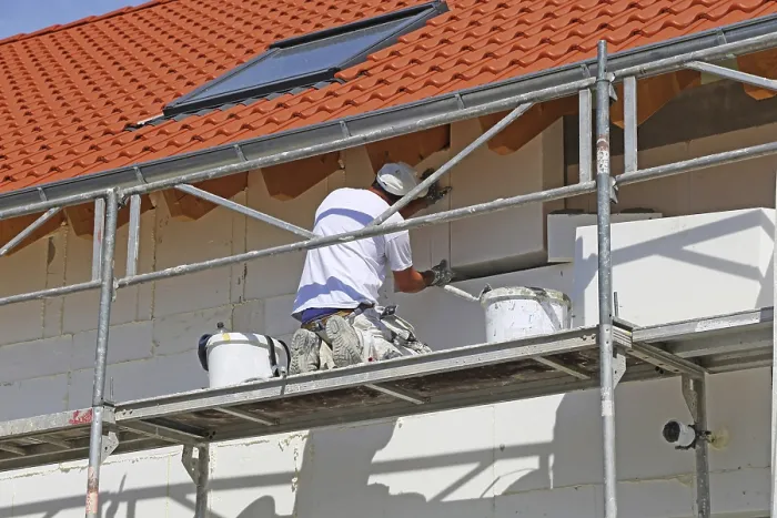 Gerahmter Druck : Bauarbeiter isolieren eine Hausfassade. Gerahmter Druck : Bauarbeiter isolieren eine Hausfassade.