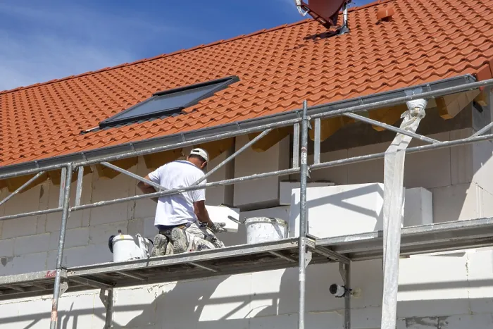 Gerahmter Druck : Bauarbeiter isolieren eine Hausfassade. Gerahmter Druck : Bauarbeiter isolieren eine Hausfassade.