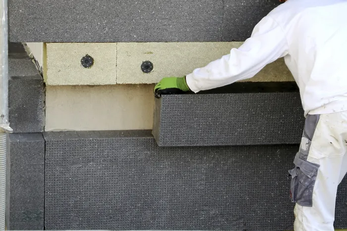 Gerahmter Druck : Bauarbeiter isolieren eine Hausfassade. Gerahmter Druck : Bauarbeiter isolieren eine Hausfassade.