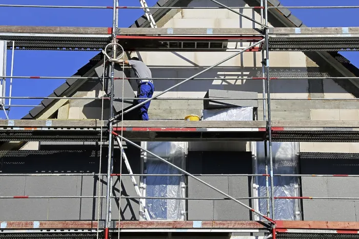Gerahmter Druck : Bauarbeiter isolieren eine Hausfassade. Gerahmter Druck : Bauarbeiter isolieren eine Hausfassade.
