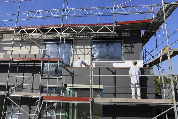 Gerahmter Druck : Bauarbeiter isolieren eine Hausfassade. Gerahmter Druck : Bauarbeiter isolieren eine Hausfassade.