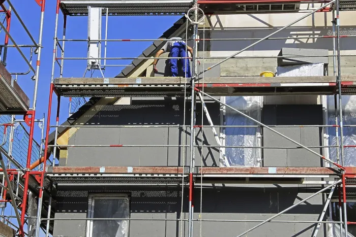 Gerahmter Druck : Bauarbeiter isolieren eine Hausfassade. Gerahmter Druck : Bauarbeiter isolieren eine Hausfassade.