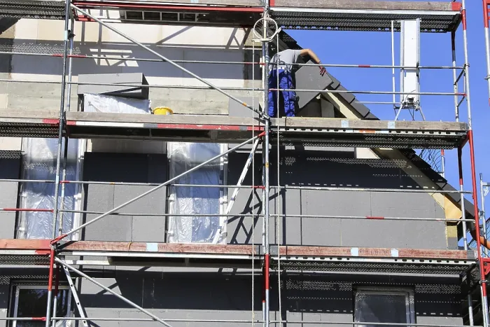 Gerahmter Druck : Bauarbeiter isolieren eine Hausfassade. Gerahmter Druck : Bauarbeiter isolieren eine Hausfassade.
