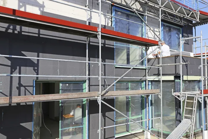 Gerahmter Druck : Bauarbeiter isolieren eine Hausfassade. Gerahmter Druck : Bauarbeiter isolieren eine Hausfassade.