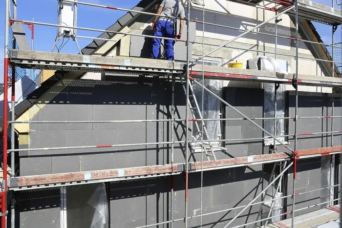Gerahmter Druck : Arbeitnehmer isolieren eine Hausfassade Gerahmter Druck : Arbeitnehmer isolieren eine Hausfassade