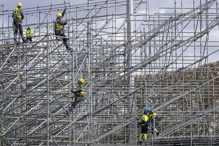 Gerahmter Druck : Bauarbeiter auf Leitern. Gerahmter Druck : Bauarbeiter auf Leitern.
