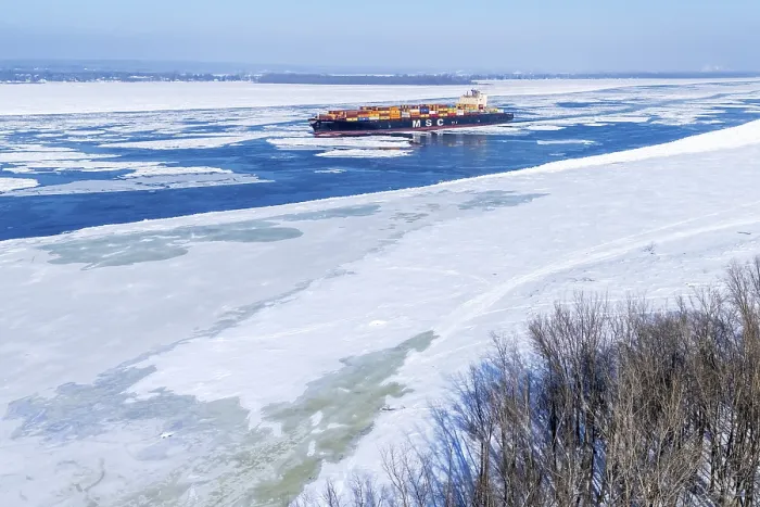 Gerahmter Druck : Ein Containerfrachter geht den gefrorenen St. hinauf.