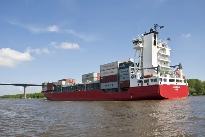 Gerahmter Druck : Kontainerschiff auf dem Kieler Kanal.