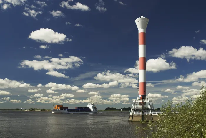 Gerahmter Druck : Ein Containerfrachter passiert das Leuchtturm in Blankenese. Gerahmter Druck : Ein Containerfrachter passiert das Leuchtturm in Blankenese.