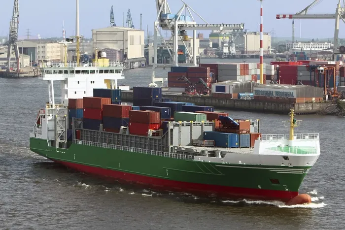 Gerahmter Druck : Containerfrachter in einem Hafen, Kai. Gerahmter Druck : Containerfrachter in einem Hafen, Kai.