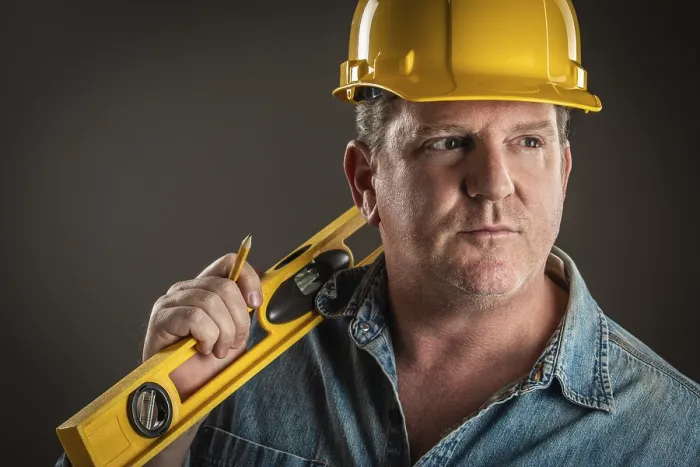 Gerahmter Druck : Erfahrener Bauunternehmer in Helm, die Schraubenhalter und Bleistift haltend mit dramatischer Beleuchtung. Gerahmter Druck : Erfahrener Bauunternehmer in Helm, die Schraubenhalter und Bleistift haltend mit dramatischer Beleuchtung.