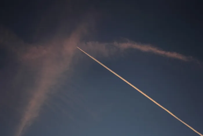 Gerahmter Druck : Kontrails am Abendhimmel. Gerahmter Druck : Kontrails am Abendhimmel.