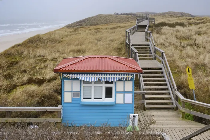 Gerahmter Druck : Wachtturm am Übergang zum Strand. Gerahmter Druck : Wachtturm am Übergang zum Strand.