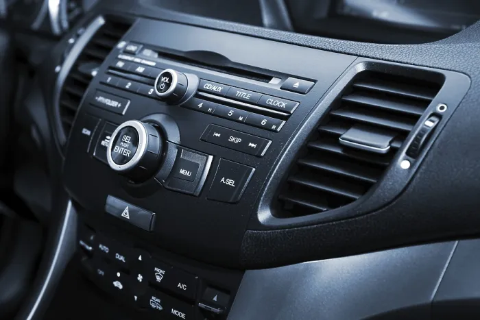 Gerahmter Druck : Steuerungskonsole und CD in einem modernen Auto.