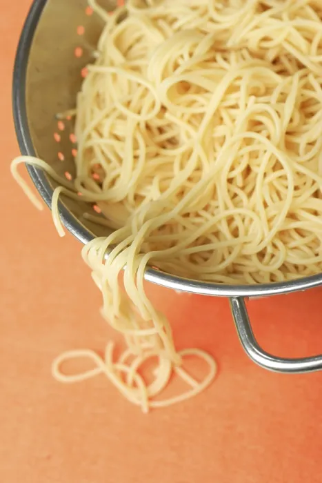 Gerahmter Druck : Gekochtes Spaghetti im Sieb. Gerahmter Druck : Gekochtes Spaghetti im Sieb.