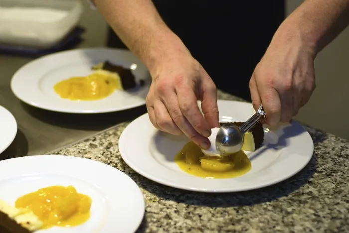 Gerahmter Druck : Kochkurs, Backen eines Desserts. Gerahmter Druck : Kochkurs, Backen eines Desserts.