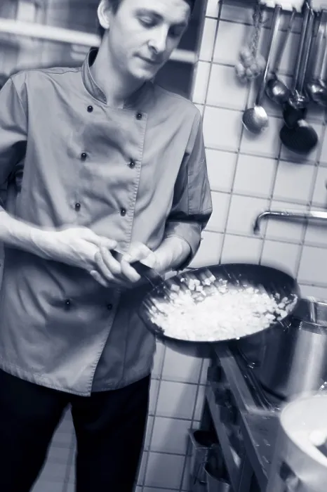 Gerahmter Druck : Kochen in Restaurants.