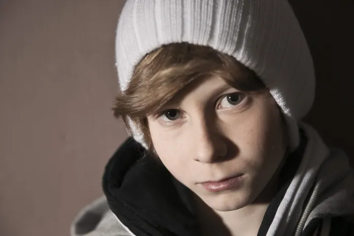 Gerahmter Druck : Kalter Junge mit Hut. Gerahmter Druck : Kalter Junge mit Hut.