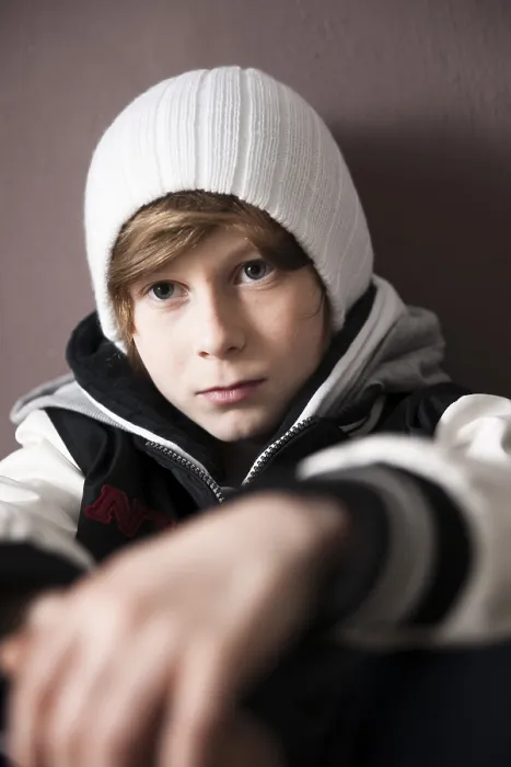 Gerahmter Druck : Kalter Junge mit Hut. Gerahmter Druck : Kalter Junge mit Hut.