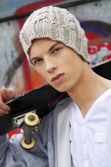 Gerahmter Druck : Ein cooler junger Mann vor Graffiti Austria. Gerahmter Druck : Ein cooler junger Mann vor Graffiti Austria.
