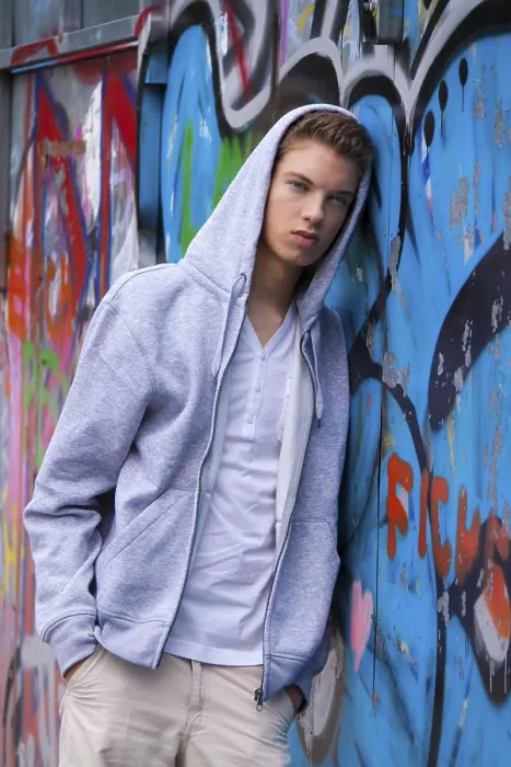 Gerahmter Druck : Ein cooler junger Mann vor Graffiti Österreich. Gerahmter Druck : Ein cooler junger Mann vor Graffiti Österreich.