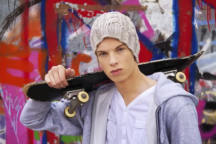 Gerahmter Druck : Ein cooler junger Mann vor Graffiti Austria. Gerahmter Druck : Ein cooler junger Mann vor Graffiti Austria.