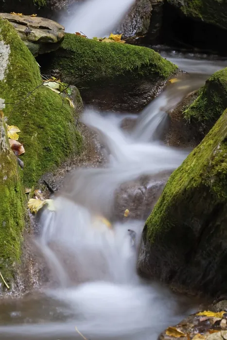 Gerahmter Druck : Kühles Wasser strömt herab. Gerahmter Druck : Kühles Wasser strömt herab.