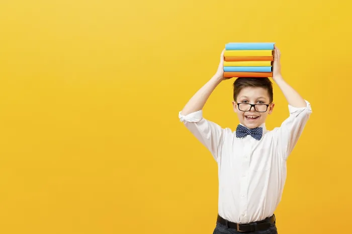 Gerahmter Druck : Kopieren: Junge hält Stapel Bücher.