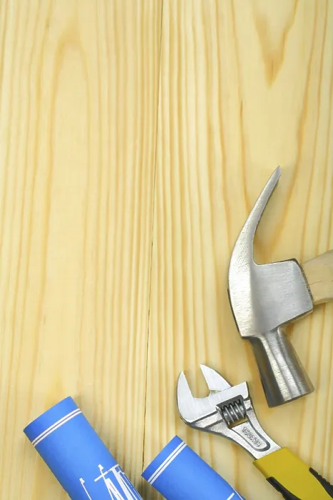 Gerahmter Druck : Bild des Kopierspaltens mit Hammer, Zange und Blaupause. Gerahmter Druck : Bild des Kopierspaltens mit Hammer, Zange und Blaupause.