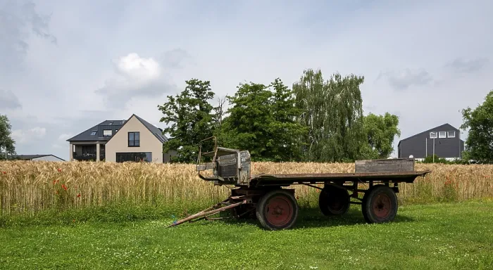 Gerahmter Druck : Ackerfeld mit einem Feld neben einer Farm. Gerahmter Druck : Ackerfeld mit einem Feld neben einer Farm.