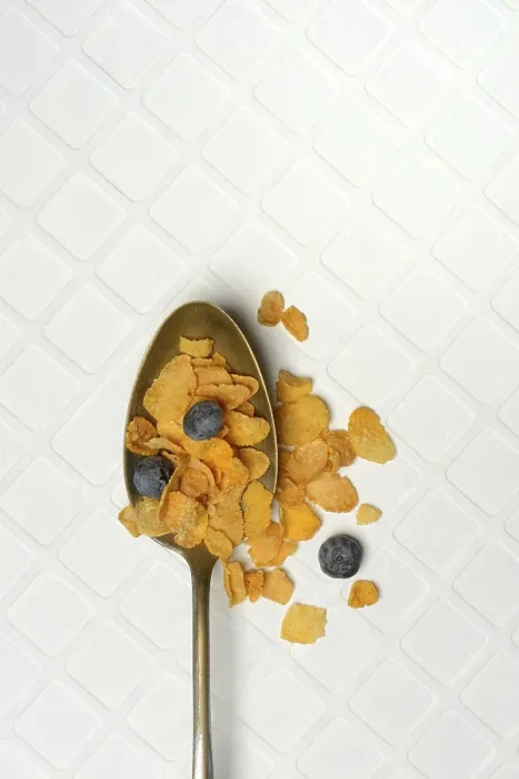 Gerahmter Druck : Cornflakes und Blaubeeren in Löffel, Frühstück Gerahmter Druck : Cornflakes und Blaubeeren in Löffel, Frühstück