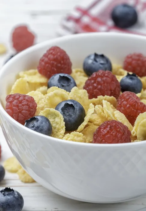 Gerahmter Druck : Cornflakes mit frischen Beeren Gerahmter Druck : Cornflakes mit frischen Beeren