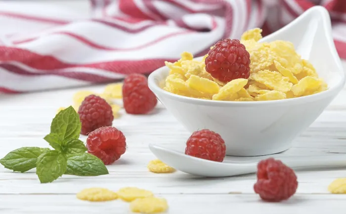 Gerahmter Druck : Cornflakes mit frischen Himbeeren Gerahmter Druck : Cornflakes mit frischen Himbeeren
