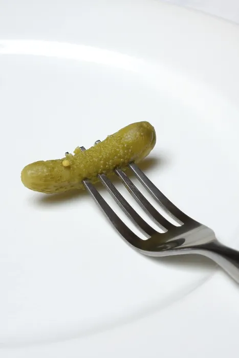 Gerahmter Druck : Cornichon, Gabel mit Gurke auf dem Teller, Deutschland.