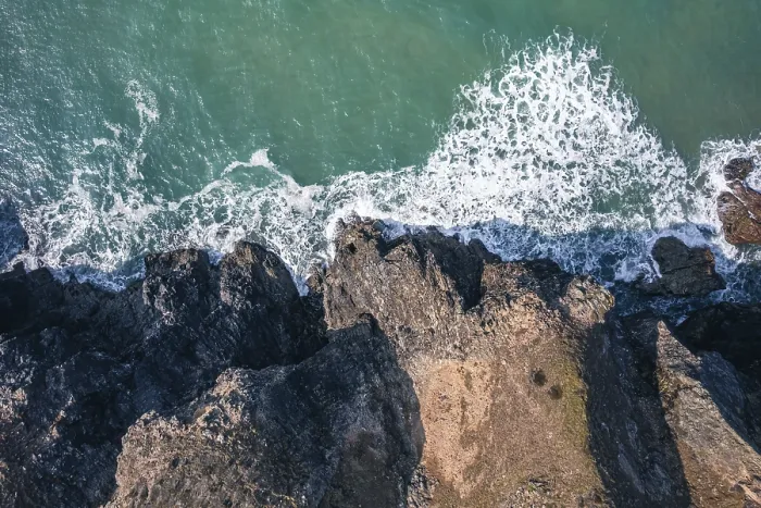 Gerahmter Druck : Top Down über die Küste von Cornwall.
