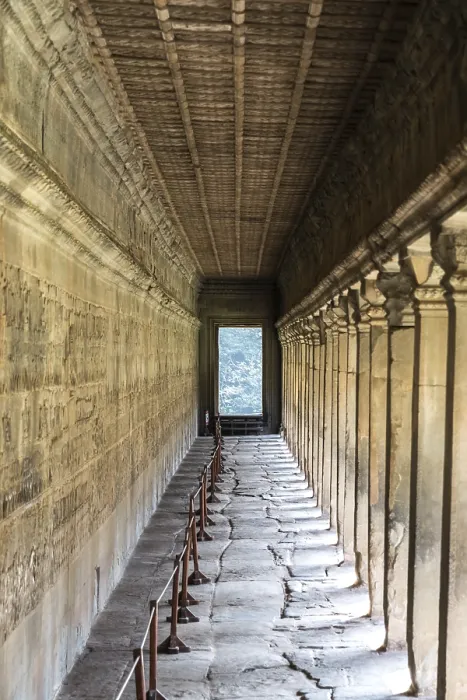 Gerahmter Druck : Gang im Tempelkomplex von Angkor Wat Gerahmter Druck : Gang im Tempelkomplex von Angkor Wat