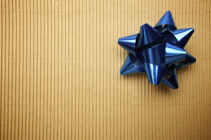 Gerahmter Druck : Gekrümmte Geschenkbox mit blauer Schleife. Gerahmter Druck : Gekrümmte Geschenkbox mit blauer Schleife.