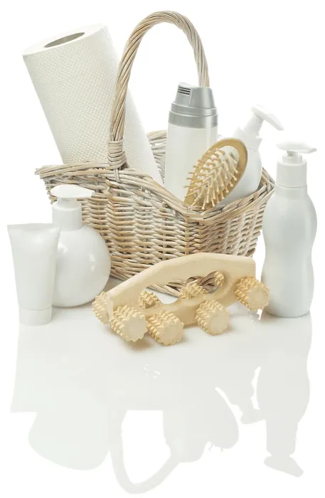 Gerahmter Druck : Kosmetikset in Raffia-Korb.