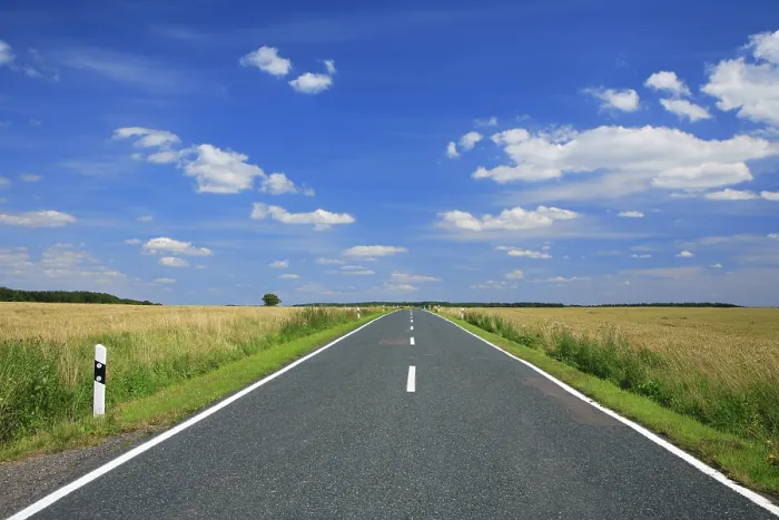 Gerahmter Druck : Landstraße durch Felder im Sommer. Gerahmter Druck : Landstraße durch Felder im Sommer.
