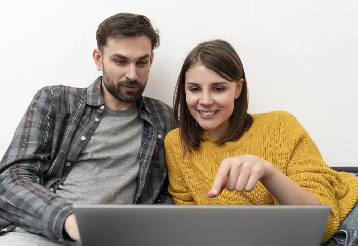 Gerahmter Druck : Ehepaar nutzt Laptop zu Hause. Gerahmter Druck : Ehepaar nutzt Laptop zu Hause.