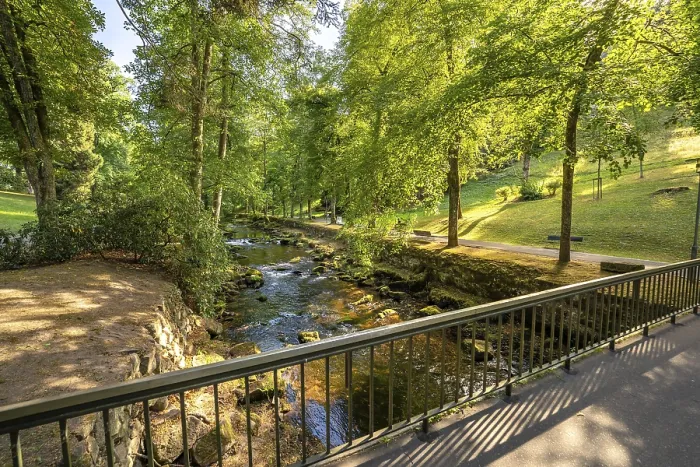 Gerahmter Druck : Verlauf des Flusses Enz im Sommer. Gerahmter Druck : Verlauf des Flusses Enz im Sommer.