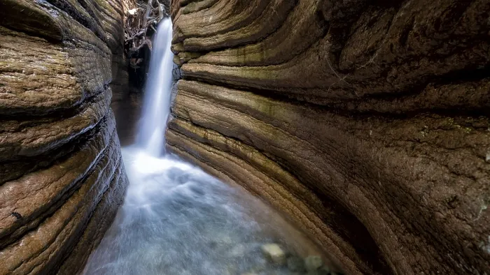 Gerahmter Druck : Verlauf des Tauglflusses mit Wasserfall. Gerahmter Druck : Verlauf des Tauglflusses mit Wasserfall.