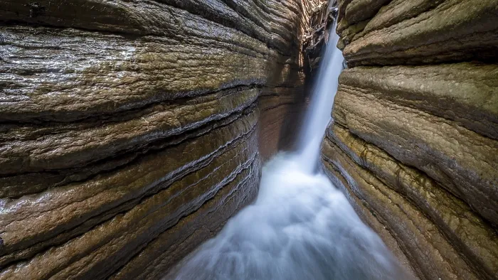 Gerahmter Druck : Verlauf des Taugl-Flusses mit Wasserfall Gerahmter Druck : Verlauf des Taugl-Flusses mit Wasserfall