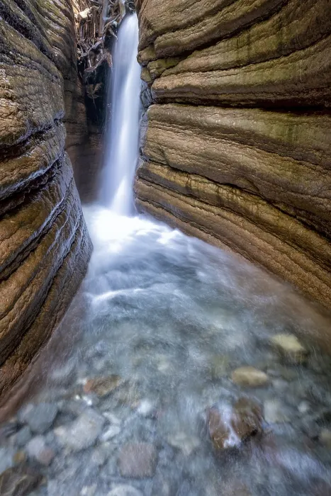 Gerahmter Druck : Verlauf des Tauglflusses mit Wasserfall. Gerahmter Druck : Verlauf des Tauglflusses mit Wasserfall.