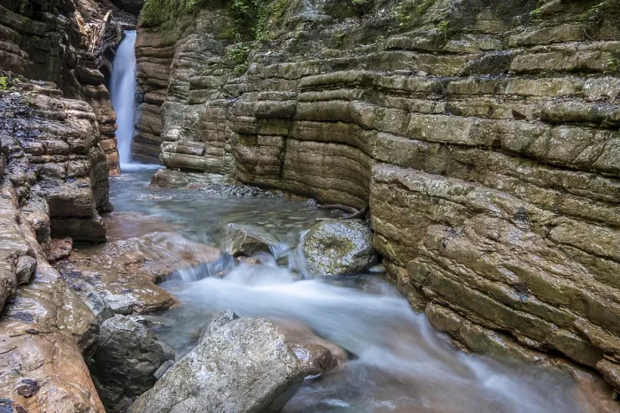 Gerahmter Druck : Verlauf des Taugl-Flusses mit Wasserfall Gerahmter Druck : Verlauf des Taugl-Flusses mit Wasserfall
