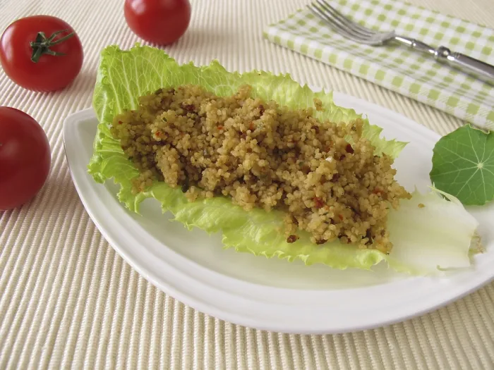 Gerahmter Druck : Kouskous auf einer Salatlattich. Gerahmter Druck : Kouskous auf einer Salatlattich.
