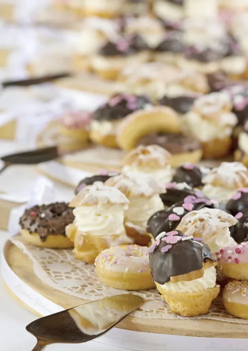 Gerahmter Druck : Gedeckter Kuchen Tisch in Portraitformat. Gerahmter Druck : Gedeckter Kuchen Tisch in Portraitformat.