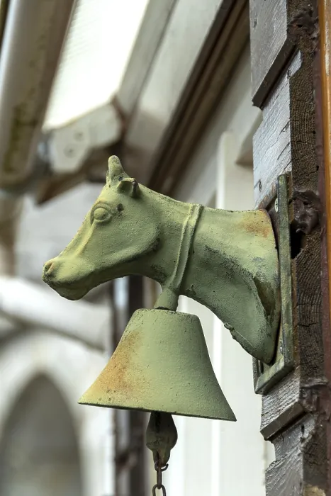 Gerahmter Druck : Ein Kuhkopf mit einer Glocke an einer Tür. Gerahmter Druck : Ein Kuhkopf mit einer Glocke an einer Tür.
