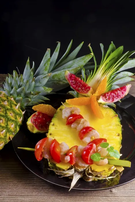 Gerahmter Druck : Krabbe spuckt mit Ananas. Gerahmter Druck : Krabbe spuckt mit Ananas.