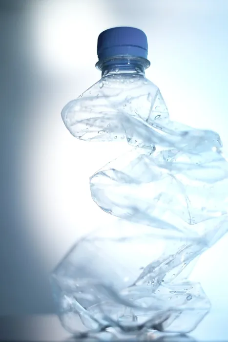 Gerahmter Druck : Knickte Plastikflasche Gerahmter Druck : Knickte Plastikflasche
